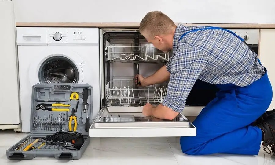 Balçova Vaillant servisi teknisyen ekibi beyaz eşya tamiri yaparken